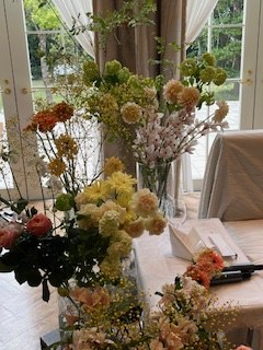 明るい窓辺の花