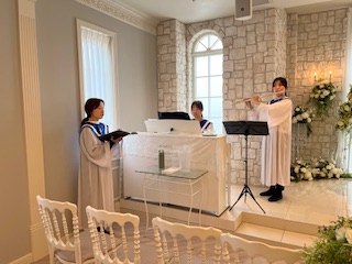 チャペルでの聖歌隊、フルート、鍵盤楽器による生演奏の様子
